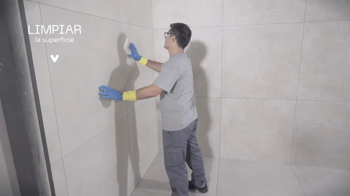Colocador limpiando la superficie de las piezas recién colocadas